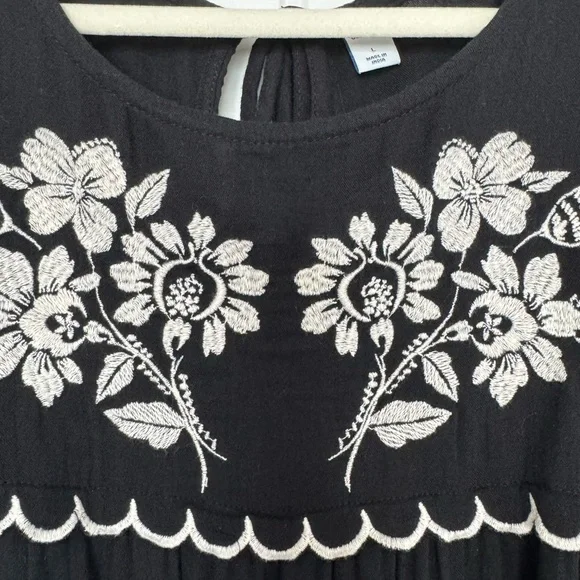 Old Navy Black Blouse with White Floral Embroidery - Picture 2 of 6